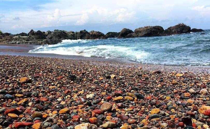 Playa Piedra Colorada: un rincón mágico en Montezuma
